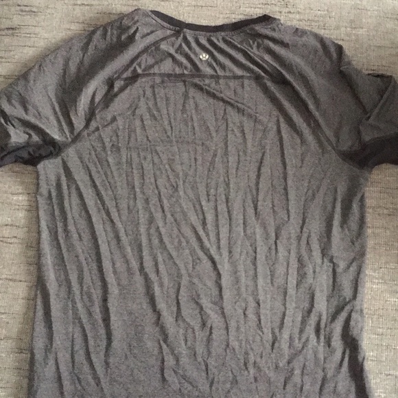 Lululemon men’s athletic shirt underarm vent hem - Picture 4 of 7